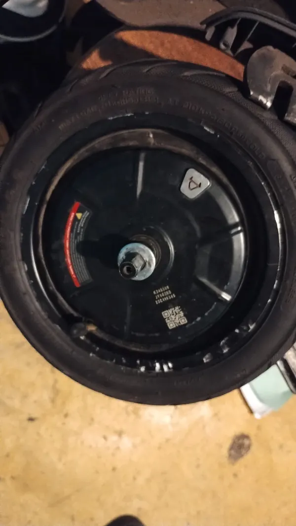 Reparación de rín, arnés eléctrico y llanta de scooter